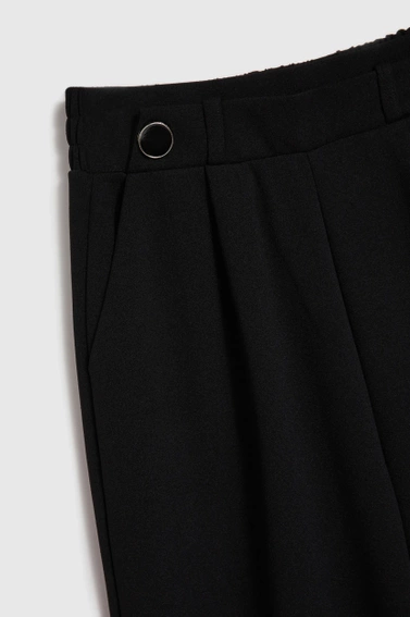 Eleganckie spodnie z szerokimi nogawkami i guzikami czarne