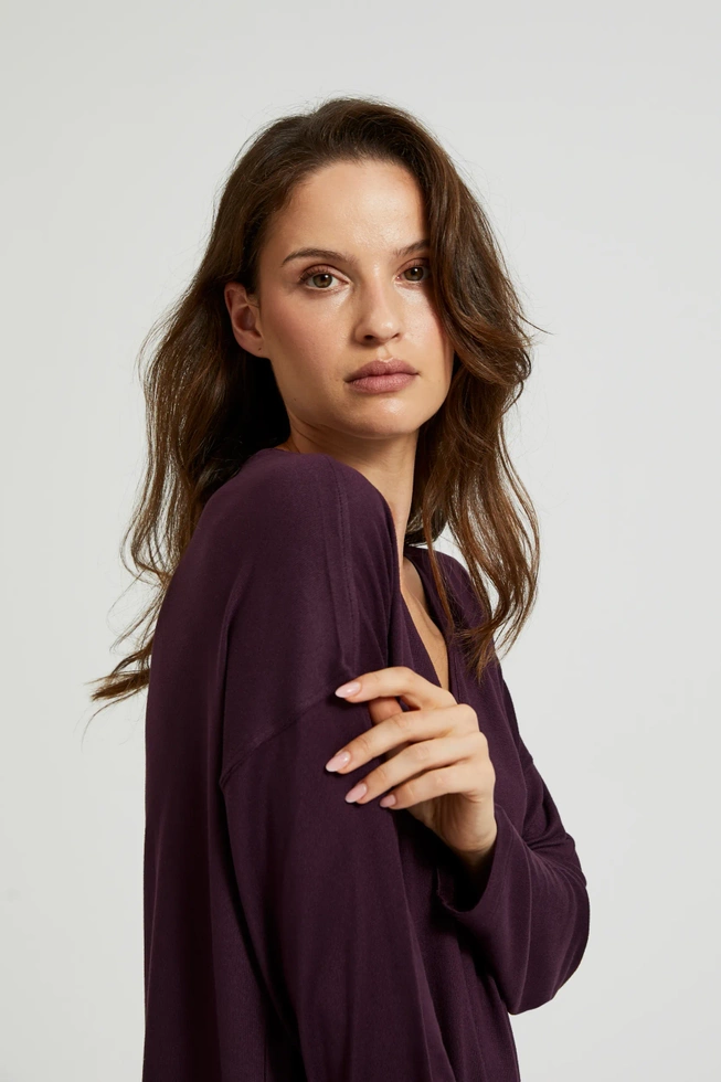 Sweter z dekoltem w serek i obniżoną linią ramion fioletowy