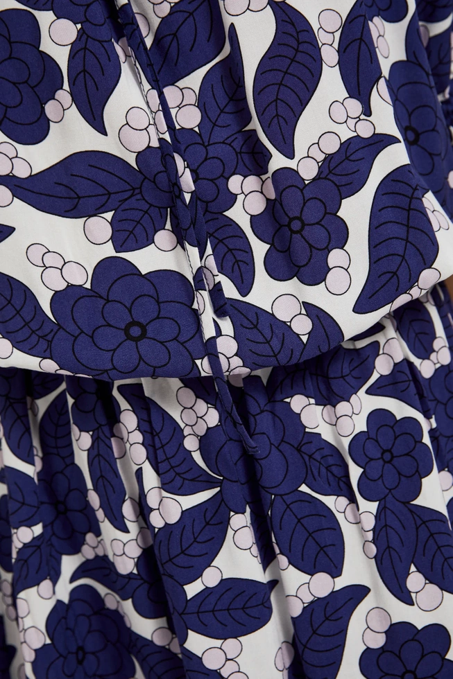 Sukienka w kwiaty z bufiastymi rękawami fioletowa