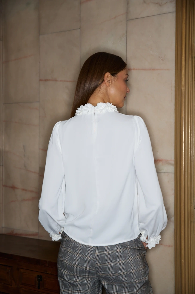 Koszula z ozdobnym dekoltem biała