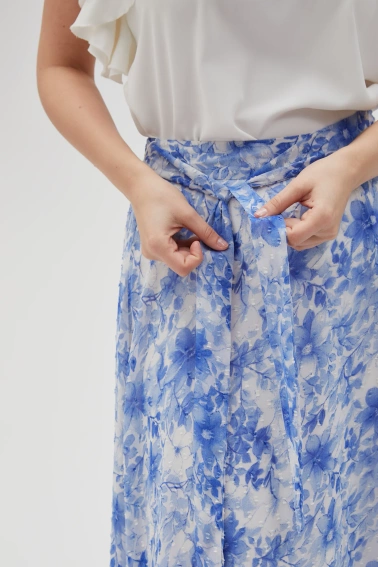 Spódnica w kwiaty z rozcięciem błękitna