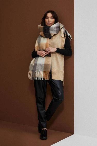 Ciepły szal w kratę beżowy