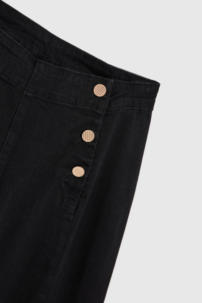 Jeansy z ozdobnymi guzikami czarne