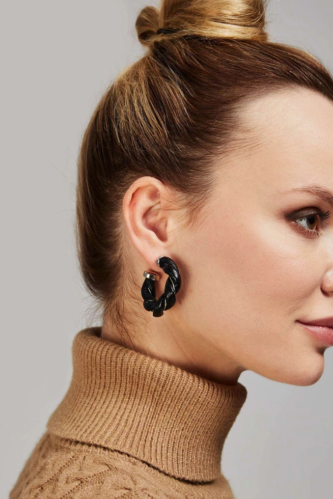 Kolczyki koła ze skórzanymi elementami