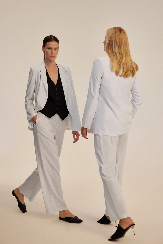 Garnitur w paski biały