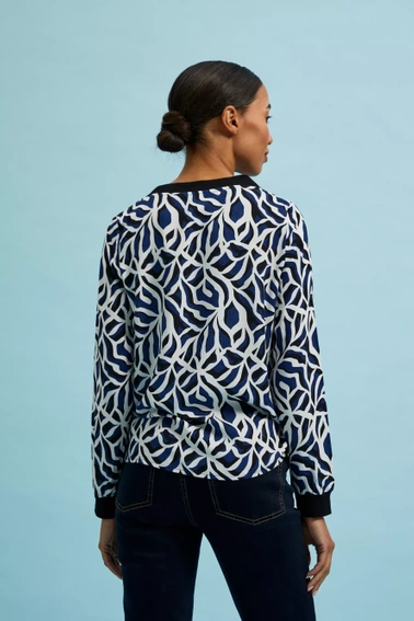 Koszula z geometrycznym wzorem i dekoltem w serek 