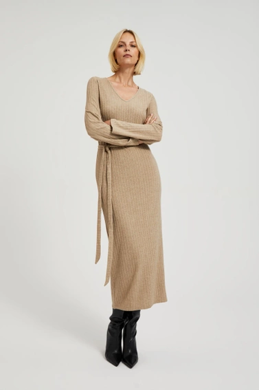 Prążkowana sukienka midi beżowa 