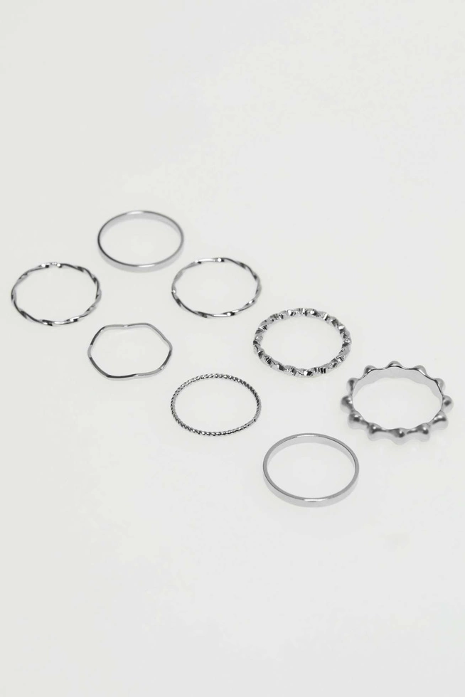 Zestaw delikatnych pierścionków w kolorze srebrnym