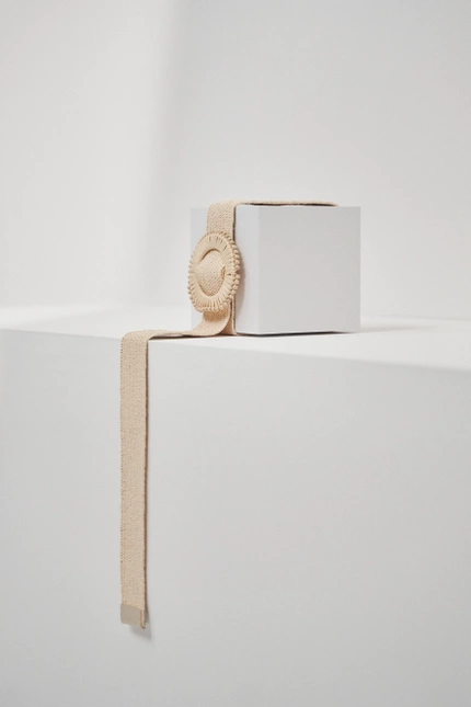 Pleciony pasek z okrągłą klamrą beżowy