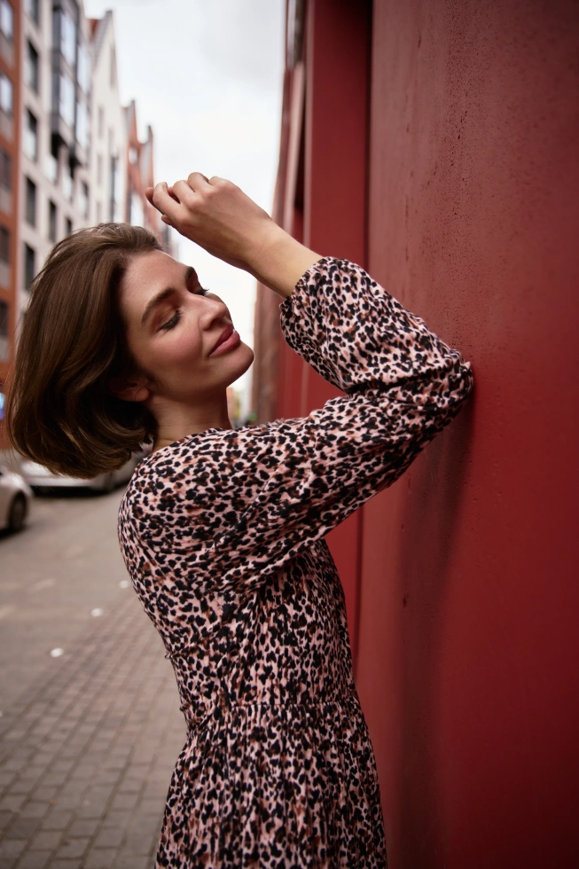 Sukienka w panterkę z falbaną czarna