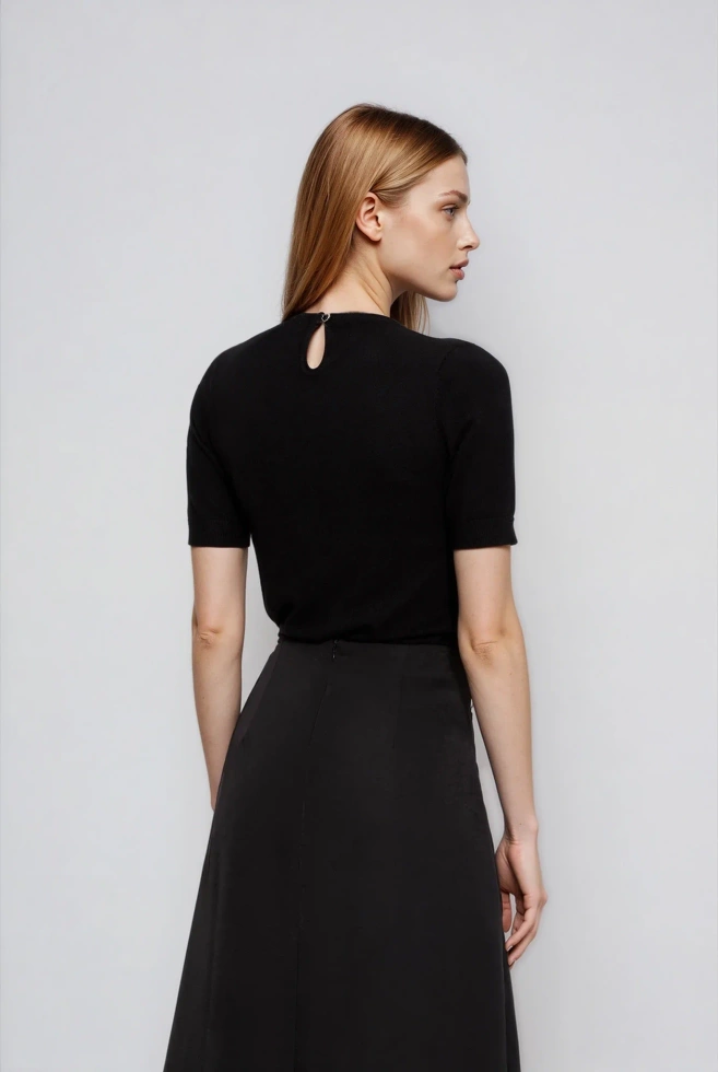 Sweter z ozdobnym dekoltem czarny