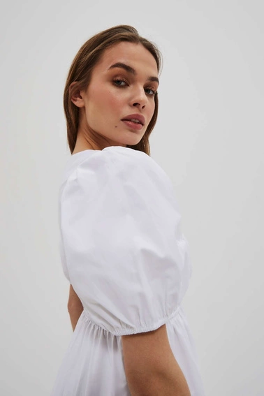 Sukienka z bufiastymi rękawami