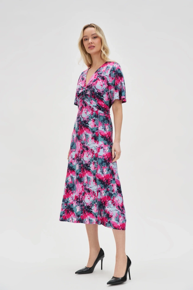 Wzorzysta sukienka z dekoltem fuksjowa