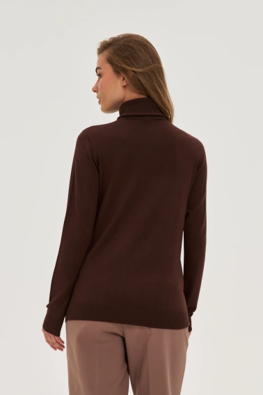 Sweter z golfem brązowy