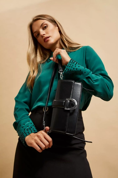 Torebka na ramię ze srebrną klamrą czarna