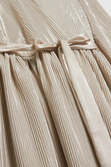 Prążkowana sukienka z związaniem w talii beżowa