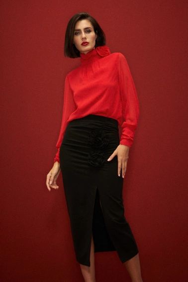 Spódnica z ozdobną różą i rozcięciem czarna