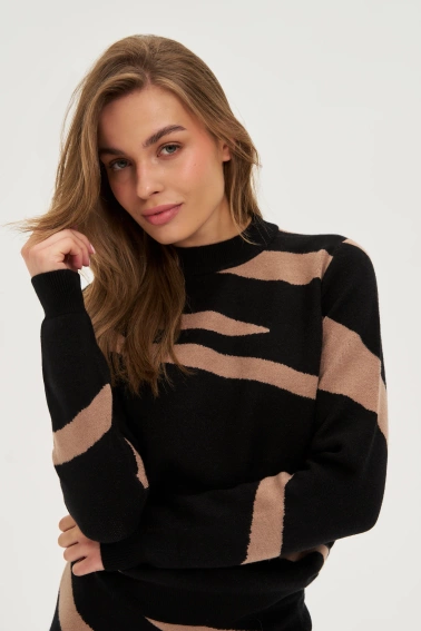 Sweter w zwierzęcy wzór czarny