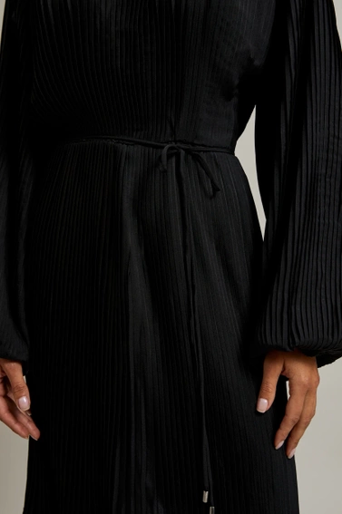 Plisowana sukienka z paskiem czarna 