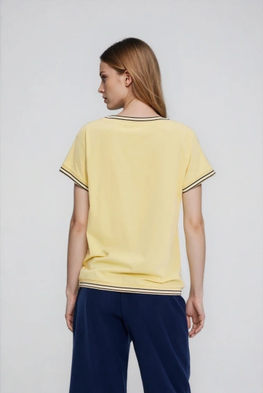 Bluzka z ozdobną lamówką żółta