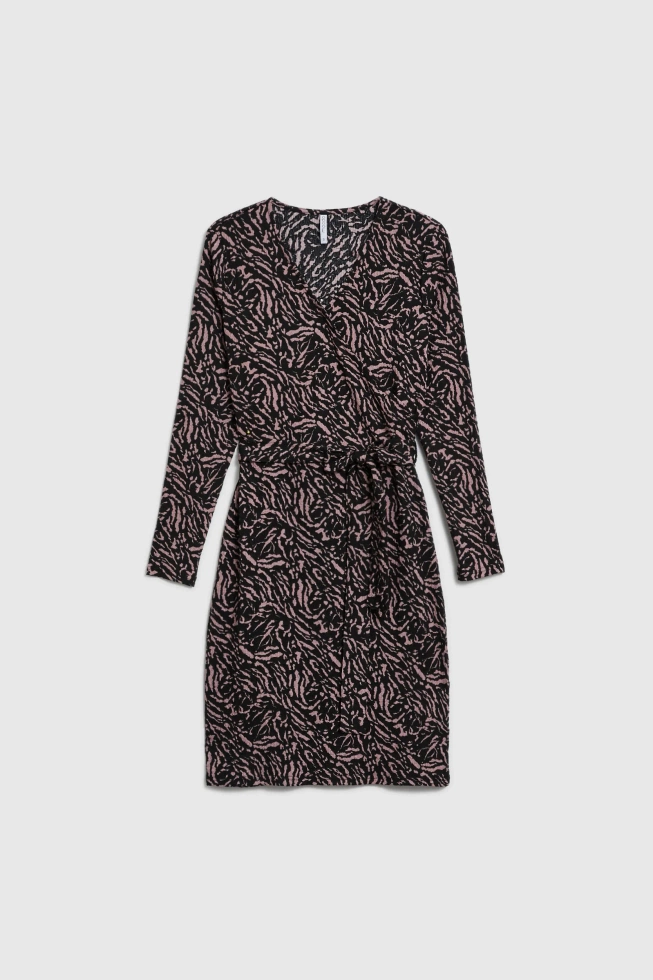 Dopasowana sukienka czarna