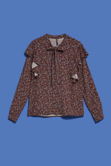 Koszula z wiązanym dekoltem i falbanami kasztanowa