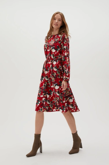 Sukienka w kwiaty z bufiastymi rękawami czerwona