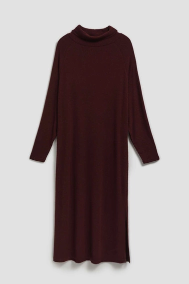 Prążkowana sukienka z golfem