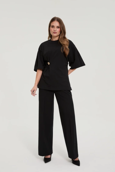 Bawełniana bluzka z ozdobnym guzikiem czarna