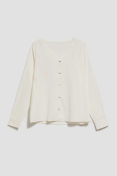 Koszula z dekoltem w serek i delikatnymi guzikami perłowa