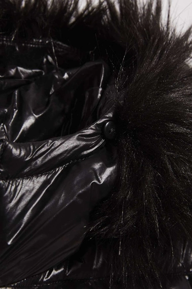 Pikowana kurtka z futrzanym kapturem