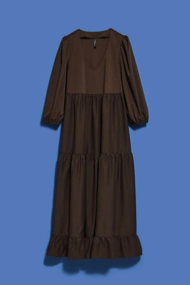 Rozkloszowana sukienka z falbaną