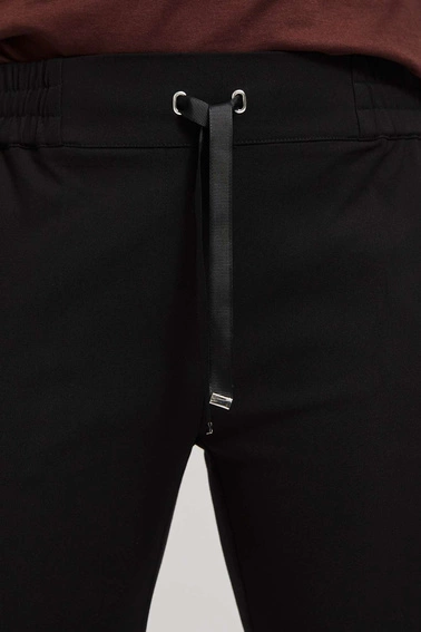 Spodnie z prostymi nogawkami i wiązaniem w pasie czarne