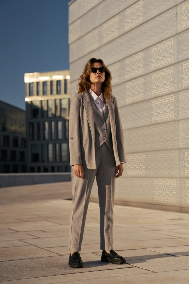 Marynarka z podwijanymi rękawami szara