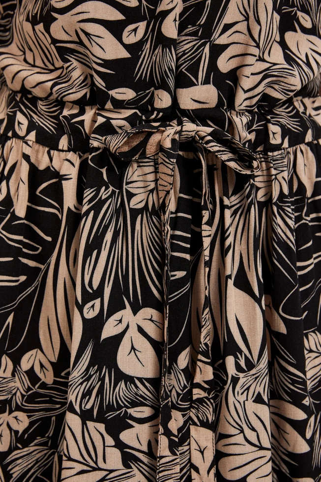 Taliowana sukienka w kwiaty czarna