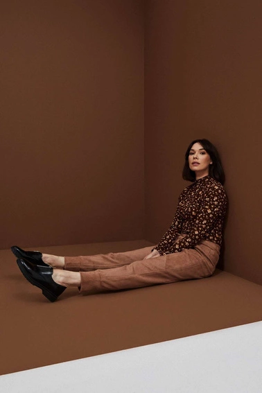 Dresowe spodnie z zapinanymi kieszeniami kawowe