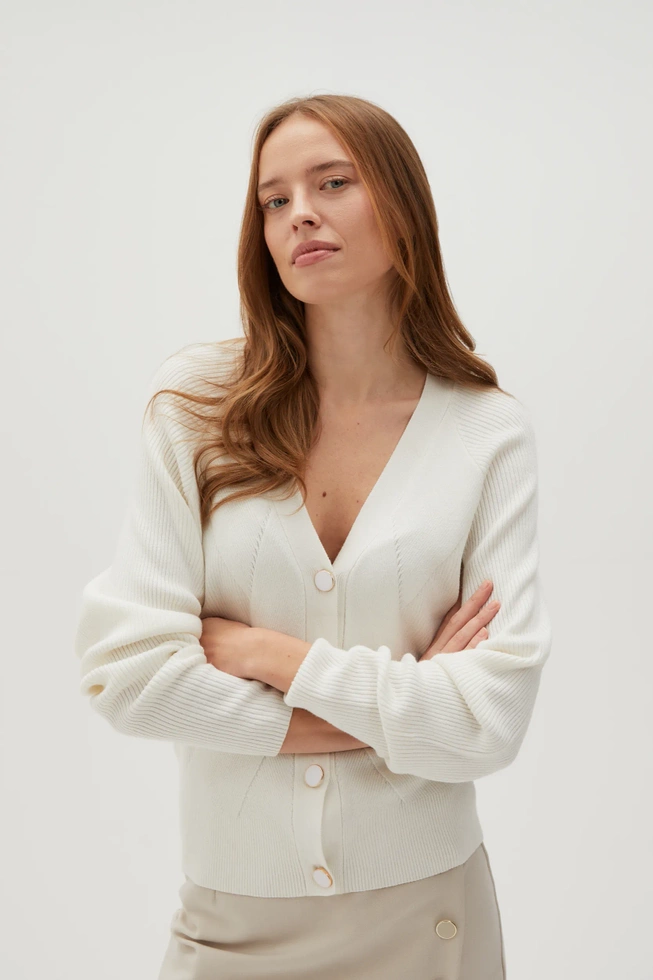 Sweter zapinany na ozdobne guziki biały