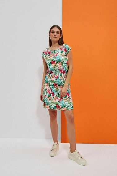 Wzorzysta sukienka z gumą w talii