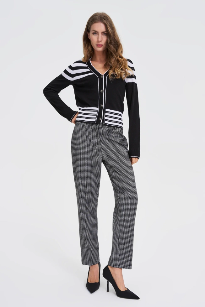 Sweter z ozdobnymi guzikami czarny