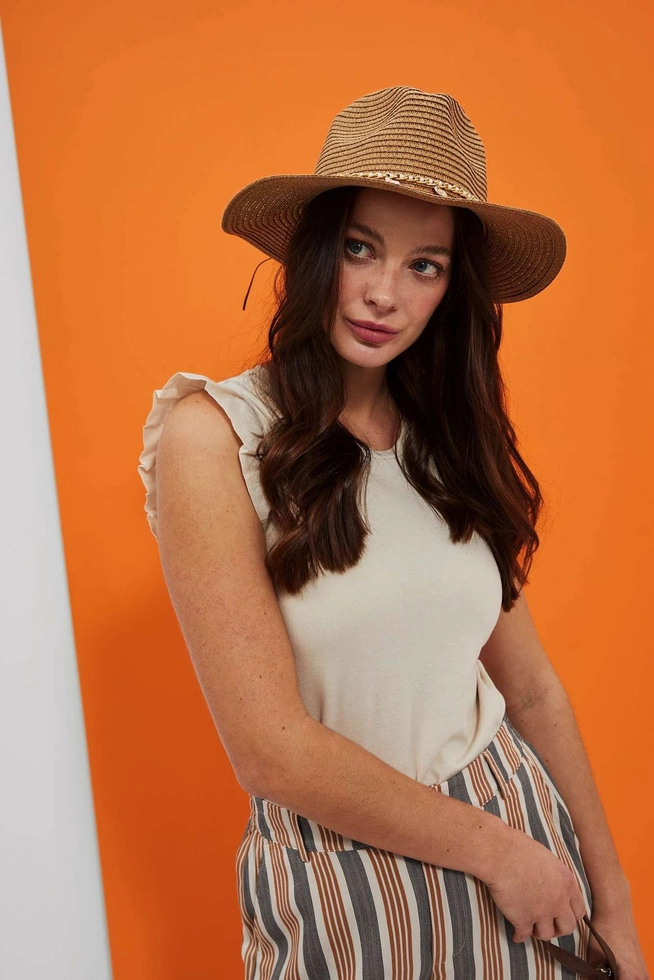 Kapelusz słomkowy z ozdobnym łańcuszkiem