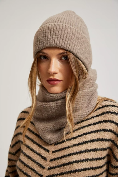 Czapka ozdobiona metaliczną nitką kawowa