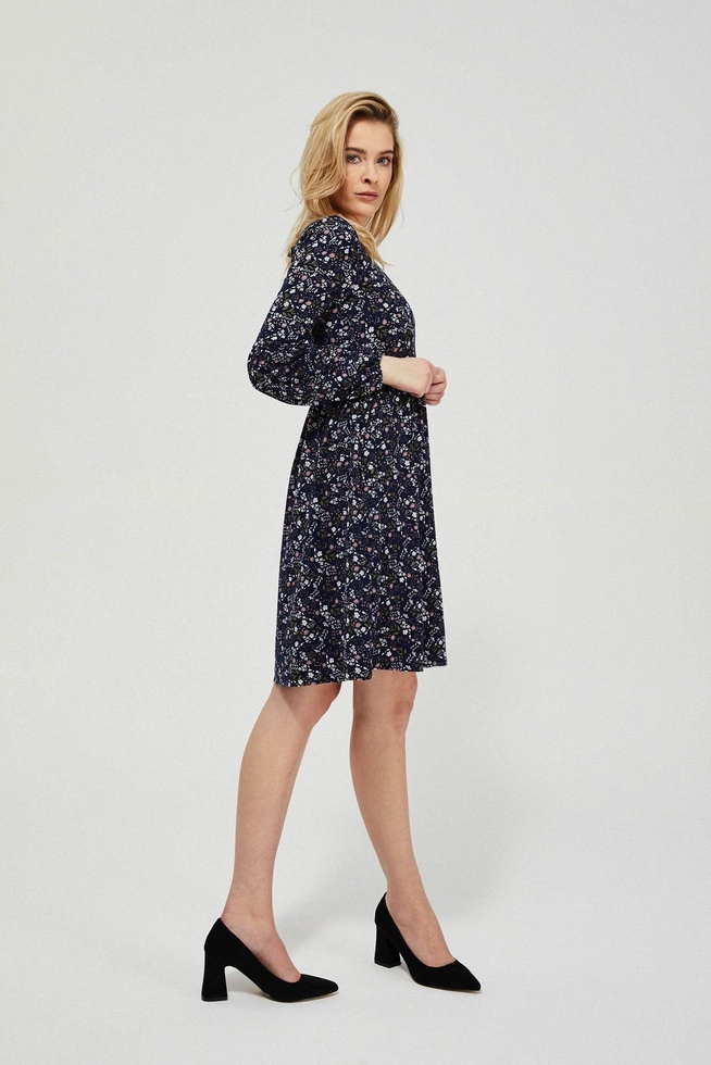 Rozkloszowana sukienka z nadrukiem granatowa