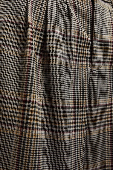 Spodnie w kratę z szerokimi nogawkami