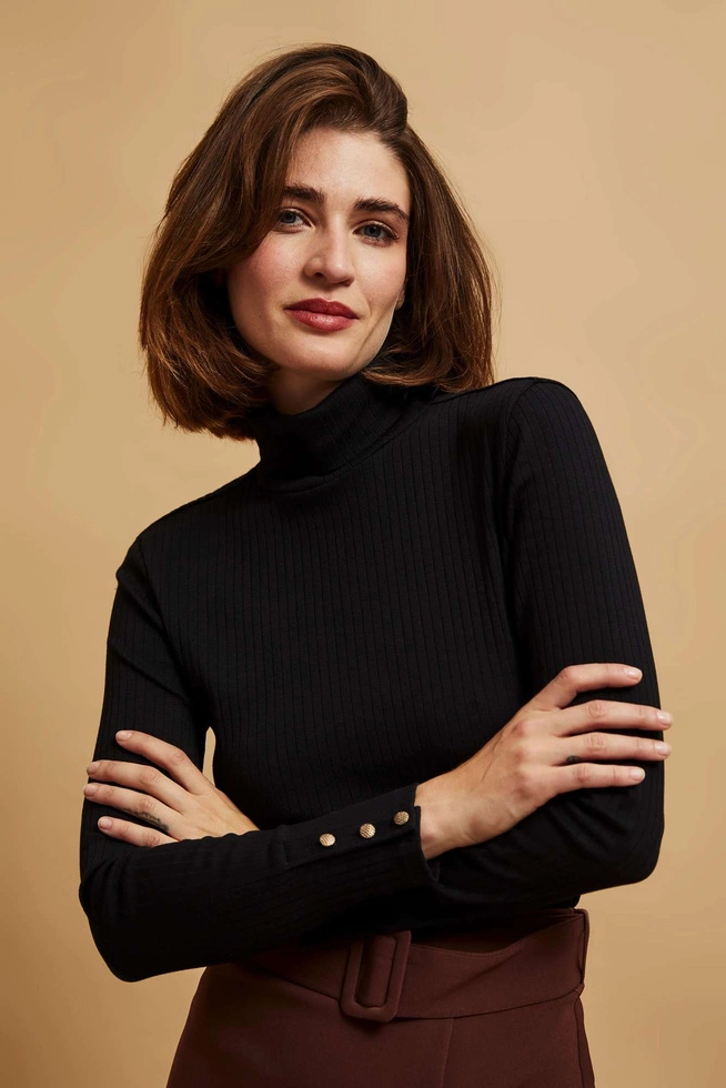 Prążkowana czarna bluzka z golfem