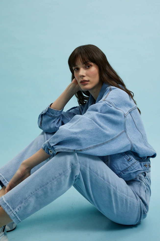 Krótka jeansowa kurtka niebieska