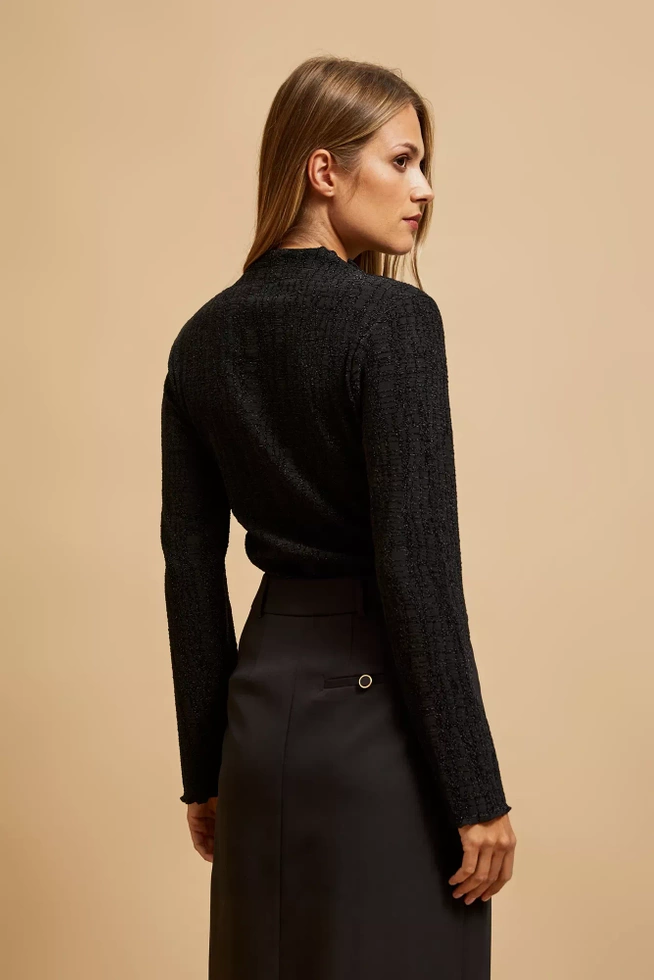 Bluzka z półgolfem ozdobiona metaliczną nitką czarna