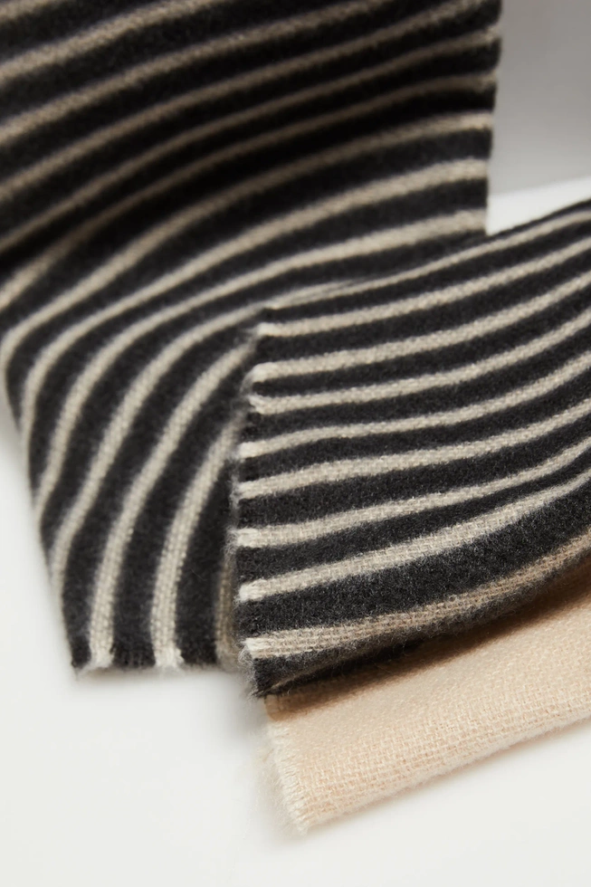 Szalik w czarne paski beżowy