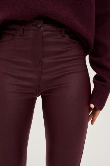 Woskowane spodnie burgundowe 