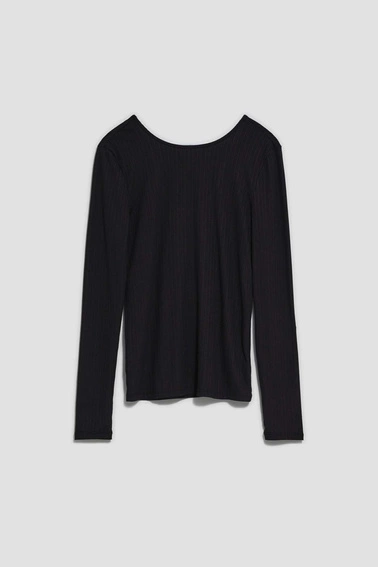 Bluzka z dekoltem na plecach i ozdonym łańcuszkiem