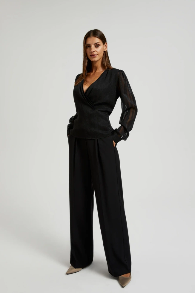 Elegancka koszula z dekoltem w serek czarna